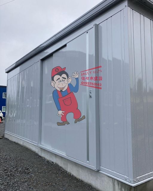 100人でイナバ物置（ガレージ）に乗っかり『やっぱりイナバ、100人乗っても大丈夫!』と叫ぶコマーシャルで知られる。このCMは1987年（昭和62年）から行われている。毎年7月の決算で営業成績が良い代理店社長から順に前から座ることになっており、 撮影に使用するガレージは、撮影用の特注品ではなく通常販売されるものであり、