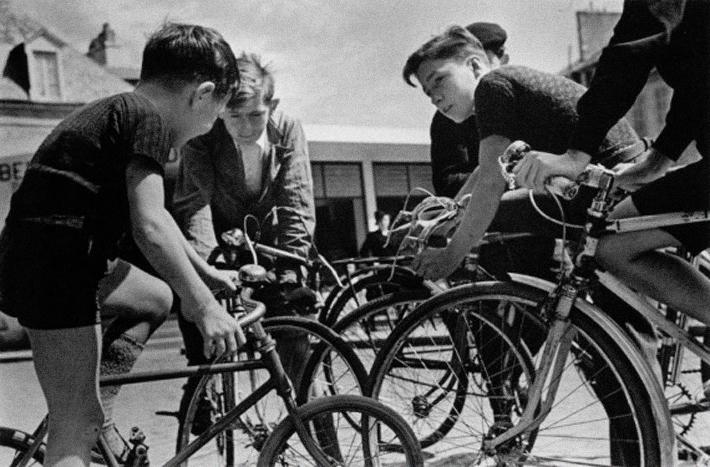 Robert Capa, Boys on bicycles discussing the Tour de France bicycle race, Paris, June–July 1939