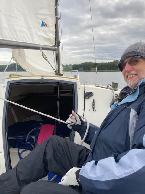 Kajütboot bleibt im Wasser