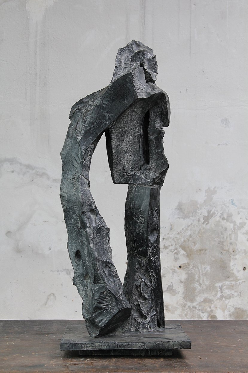 Fou, pièce jouée, 2016, bronze, 82 x 32 x 32 cm <br> © Mathilde de Torhout