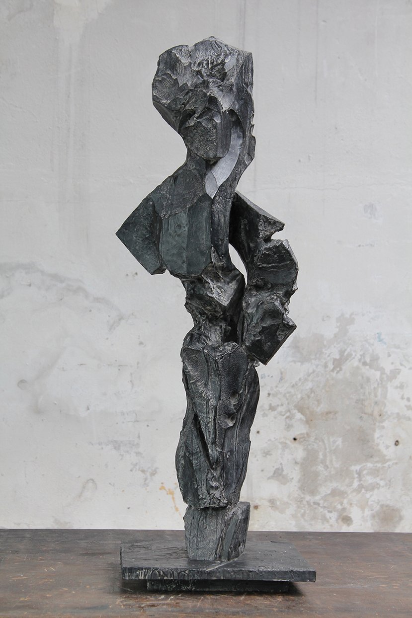 Reine, pièce maîtresse, 2016, bronze, 95 x 36 x 32 cm <br> © Mathilde de Torhout