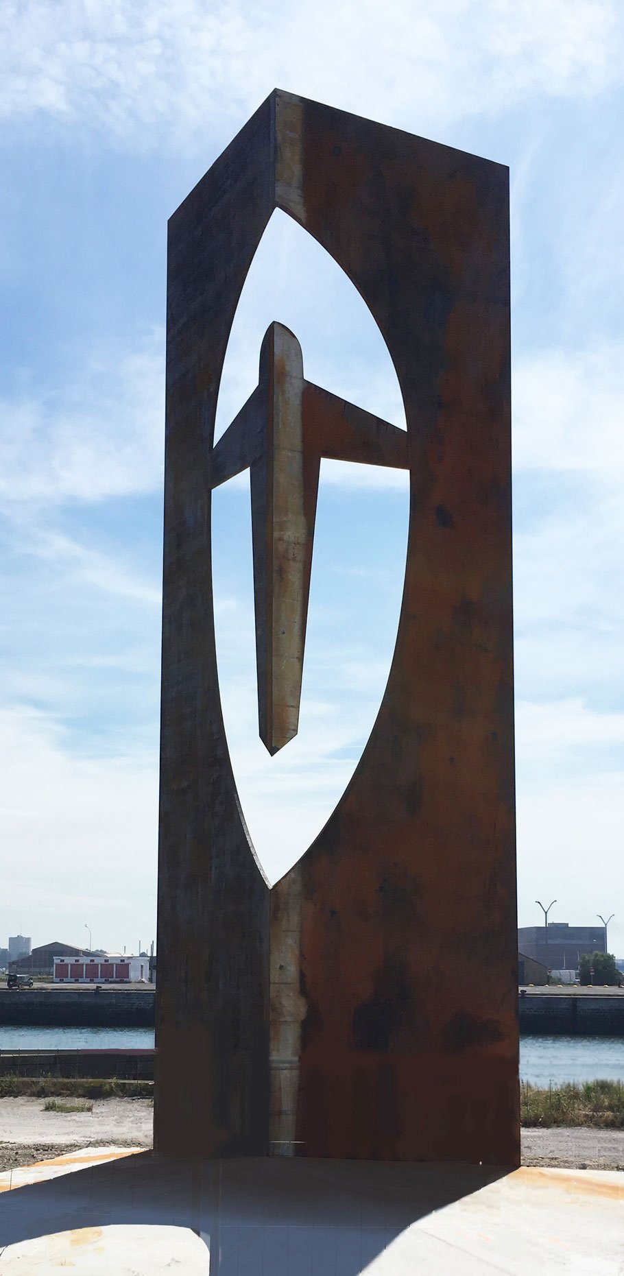 Calvaire des Marins de Dunkerque à la mémoire des marins et des soldats péris en mer ainsi que des ouvriers accidentés du port et de l’industrie, 2017, acier corten et béton, hauteur 11m, poids 22 tonnes