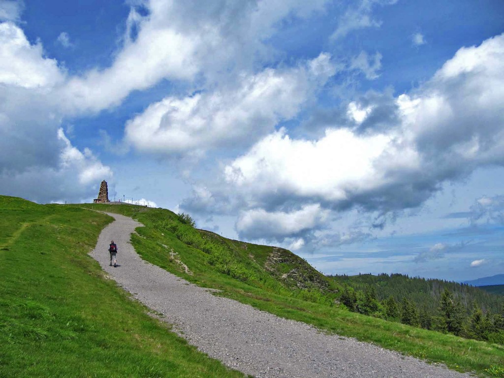 Den Sessellift vermieden und hier schon auf den letzten Metern zum Bismarck-Denkmal im Feldberg-Kessel.l