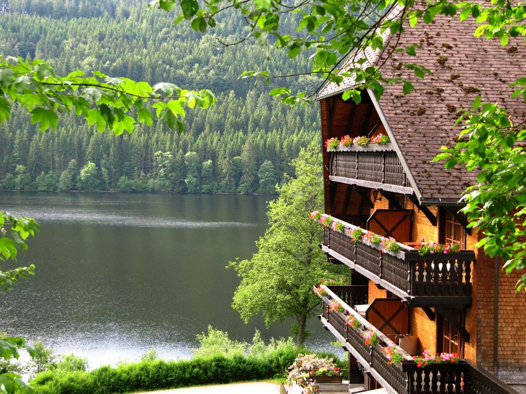 Schwarzwaldtypische Hotelfassade am Titisee-Ufer