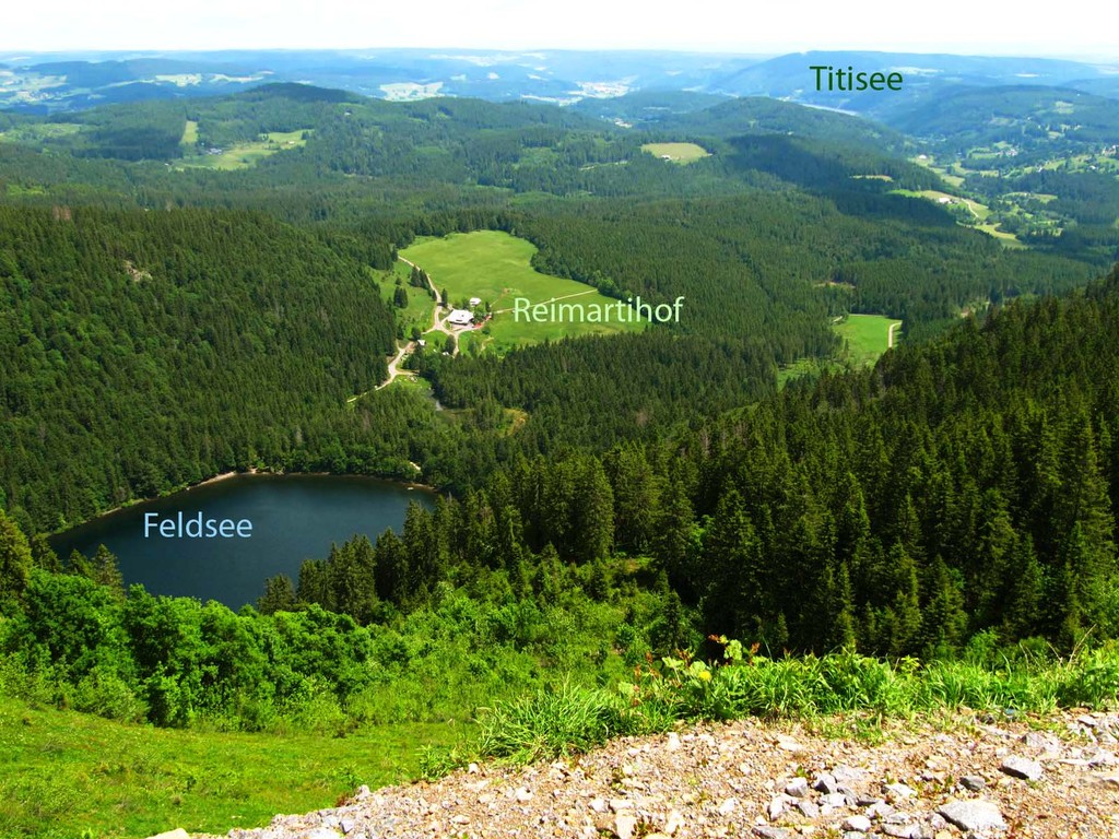 Der 97.500 m² große und bis zu 32 m tiefe Karsee ist durch Gletscher der Eiszeiten entstanden. Er wird von bis zu 300 m hohen Steilwänden eingefasst.