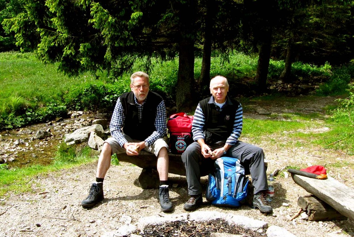 Zeit für eine Vesperpause in der Sonne am Ufer des Feldsees. Denn der Aufstieg steht kurz bevor.