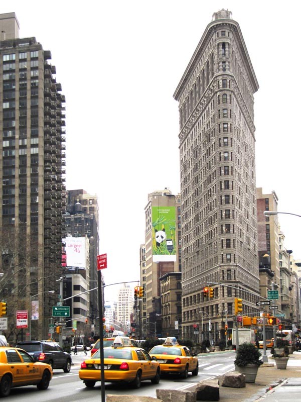 Flat-iron-building (Bügeleisen-Form) nahe Hotel