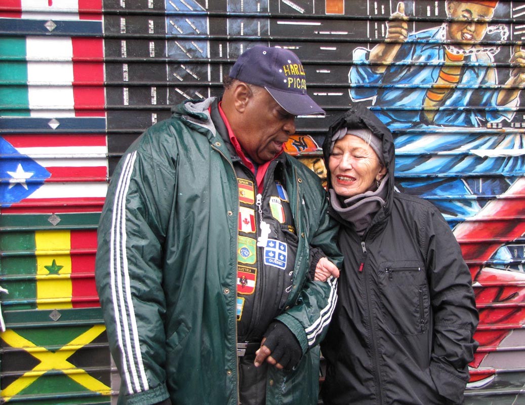 Graffiti-Legende in Harlem mit Fan