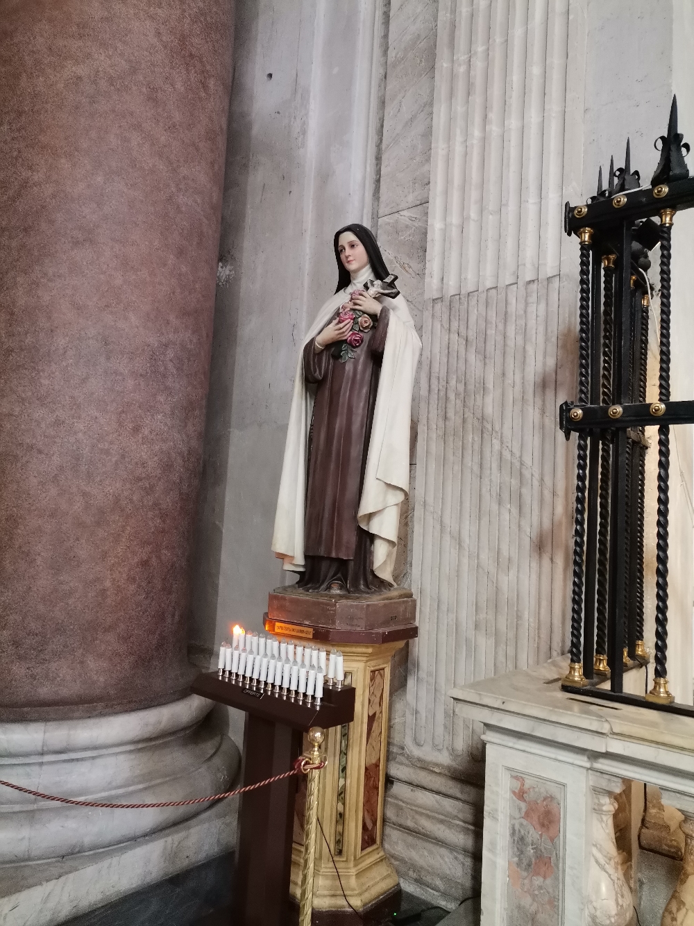 Hier dürfen wir auch einer Statue unserer Patronin begegnen: Die heilige Theresa vom Kinde Jesu und des heiligen Antlitz