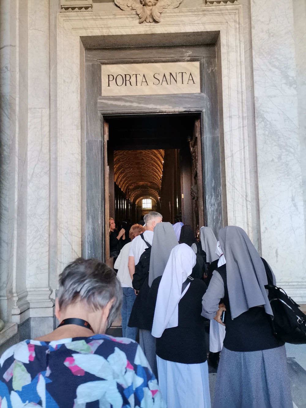 Die erste Heilige Pforte: die Wartezeit füllten wir mit innerem Gebet in all den anliegen, die wir mittrugen und baten den Herrn um die Gnade der Umkehr - dass unser ganzes Leben auf den Herrn hin ausgerichtet ist