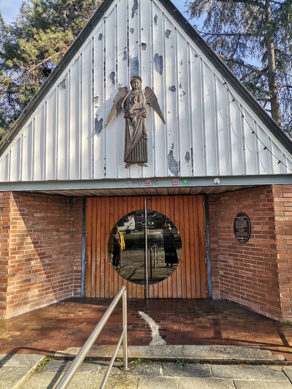 Und schon geht es wieder zurück - eine kleine Autobahnkirche lud zum dankbaren zurückschauen ein.