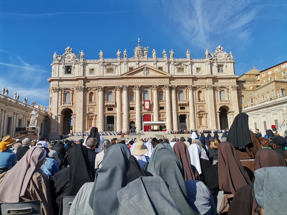 Die Messe auf dem Petersplatz - verlinkt mit der Übertragung des Gottesdienstes und der beeindruckenden Predigt!