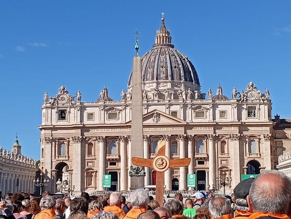 Auf dem Pilgerweg folgten wir betend dem Kreuz - bis zum Grab des heiligen Petrus