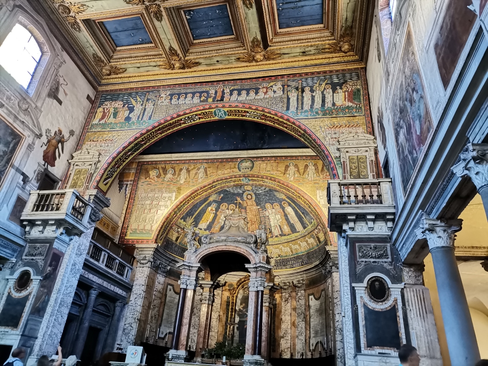 Die Basilika Santa Prassede - nur einige Straßen und ca. 200 Jahre weiter: Auch dieser Ort lädt zum Staunen und Beten ein!