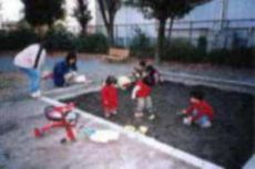 公園砂場。砂場で遊ぶ子ども
