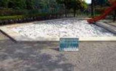 公園砂場。抗菌砂、トキサンドクリーンを散布