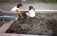 公園砂場。砂場で遊ぶ子ども