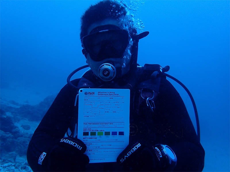 深くなればなるほど色により変化があります