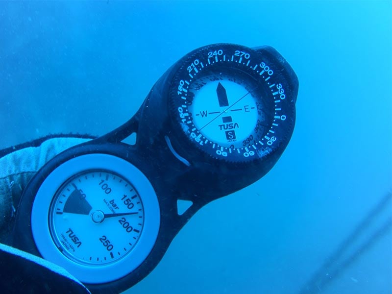 ナイトダイビングではコンパスは必須アイテム