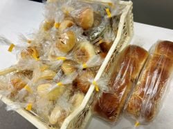 歓喜パンと至福カレーとオシャレサラダ