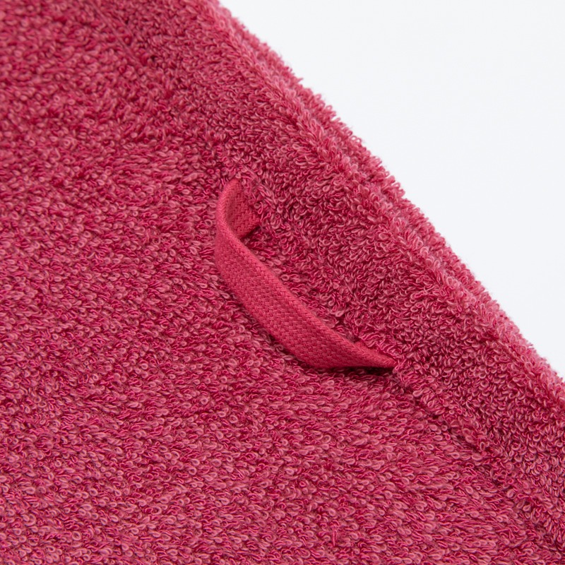 ループ付きになってフックに掛けられたりと便利に