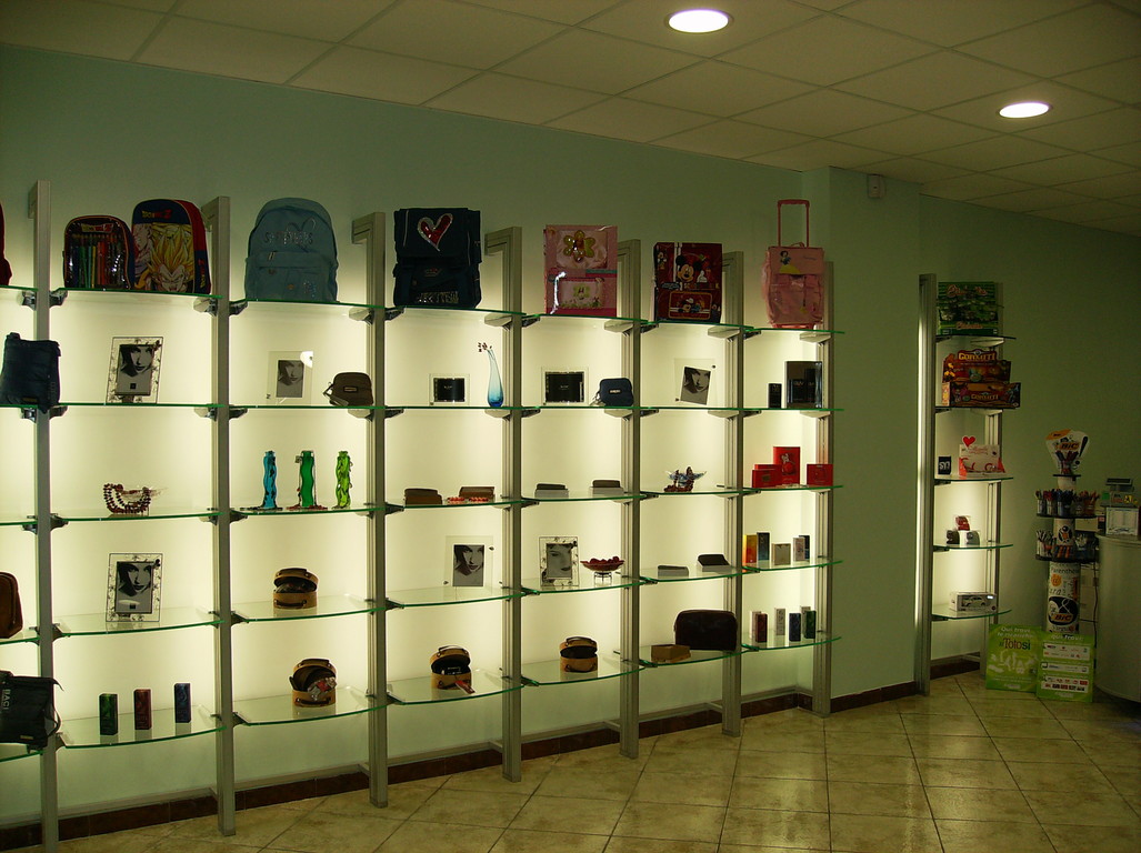 esposizione con illuminazione a parete