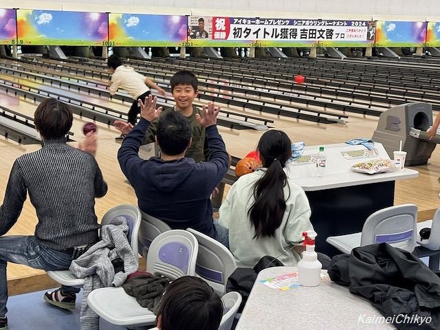 12月8日「三世代ふれあいボウリング大会」を開催しました。