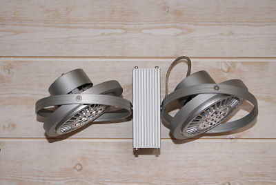 Luminaire : Ces spots SLV s'éclairent avec des ampoules à led et sont dirigeables en fonction de leur utilisation.