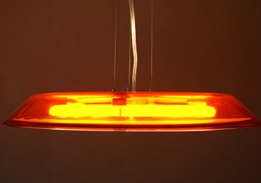 Luminaire : Cette suspension en verre est éclairée par un néon et il existe plusieurs coloris suivant l'ambiance de votre intérieur.