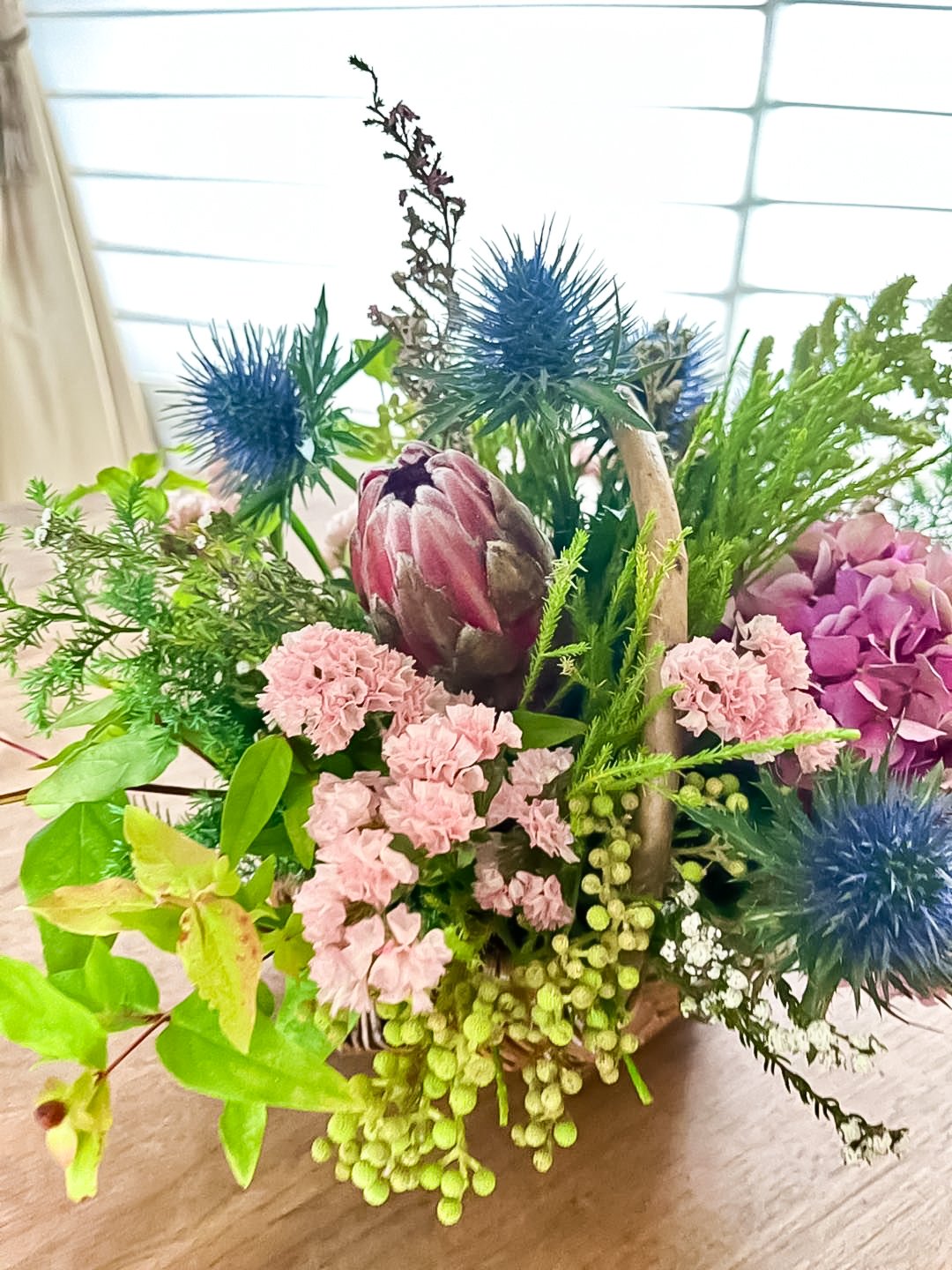 花と遊ぶ　〜ネイティブフラワーと秋の花のアレンジメント〜