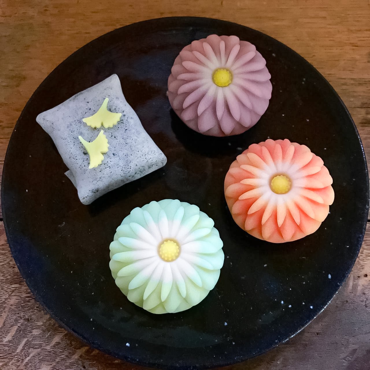 「菊（練り切り）・参道（胡麻の焼き皮生地）」