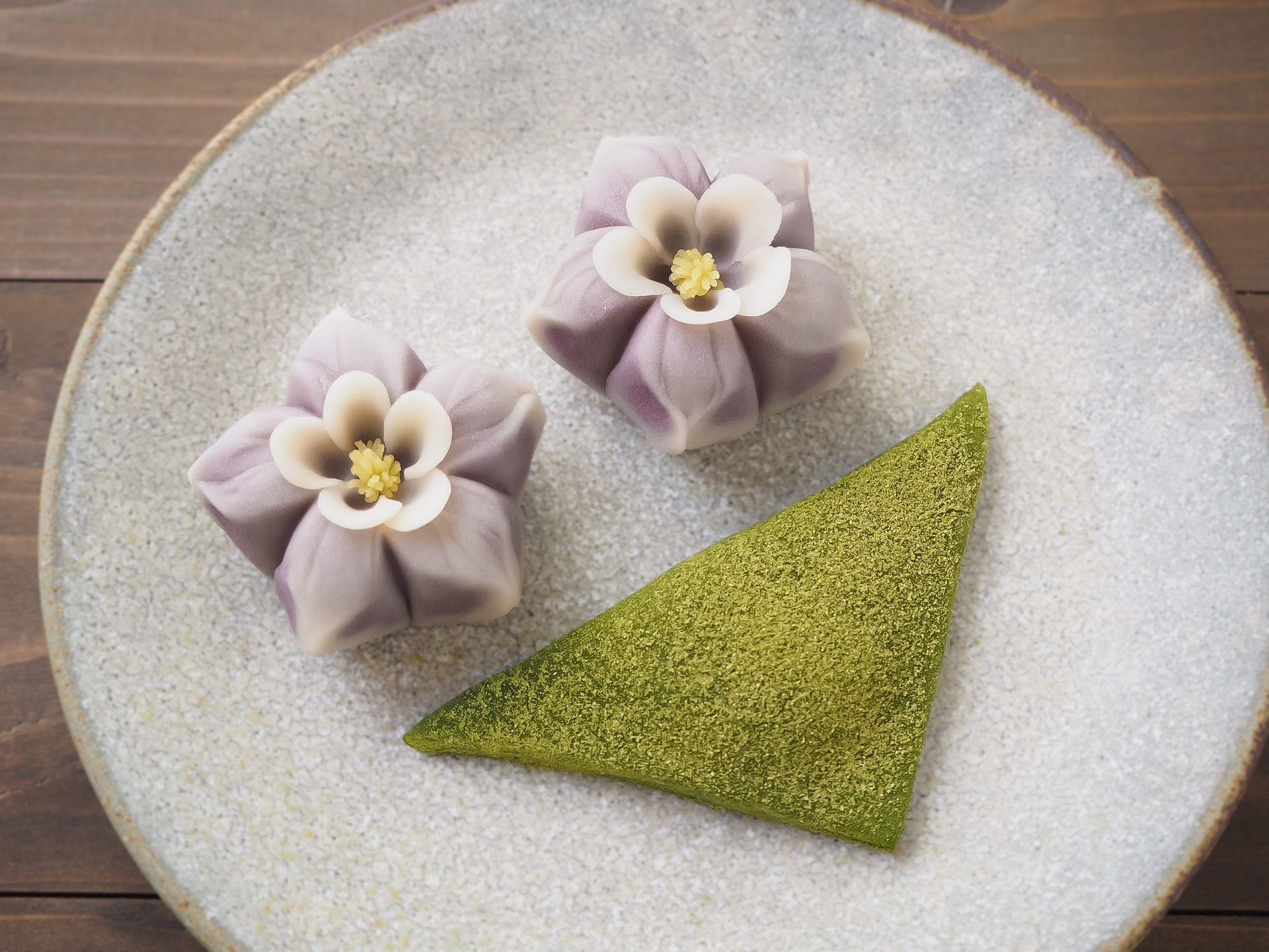 「抹茶を使った生八橋風（外郎）・苧環（おだまき／練り切り）」