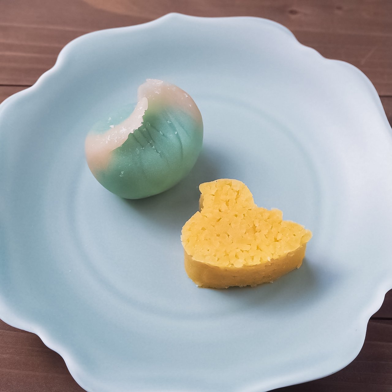 「夏涛（練り切り）・身羽二重の水鳥」