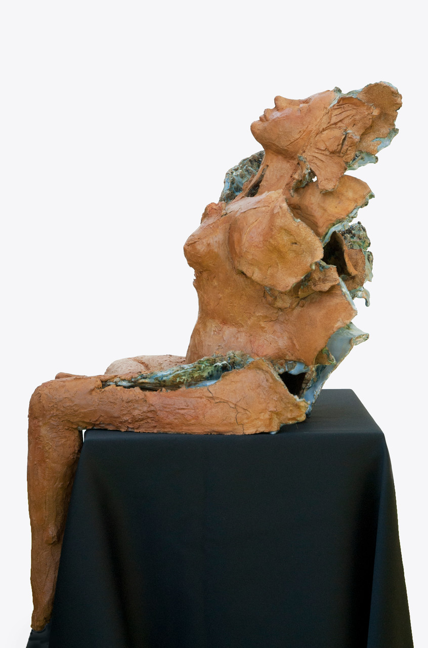 Love is blue, sculpture femme grès et émaux - collection privée 