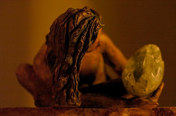 Assise sur le rebord du Monde, sculpture femme,  terre et pierre du brésil - collection privée Real