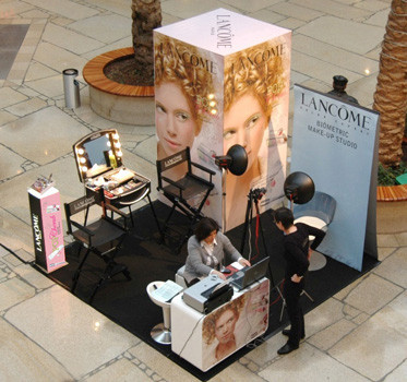 Bühnendisplays, Säulendisplay bedruckt 120/240 cm, Chrono-Expo beidseitig 120/208 cm, Leuchtsäulen-Hülle gesplicet, konturgeschnittenes Tischdisplay