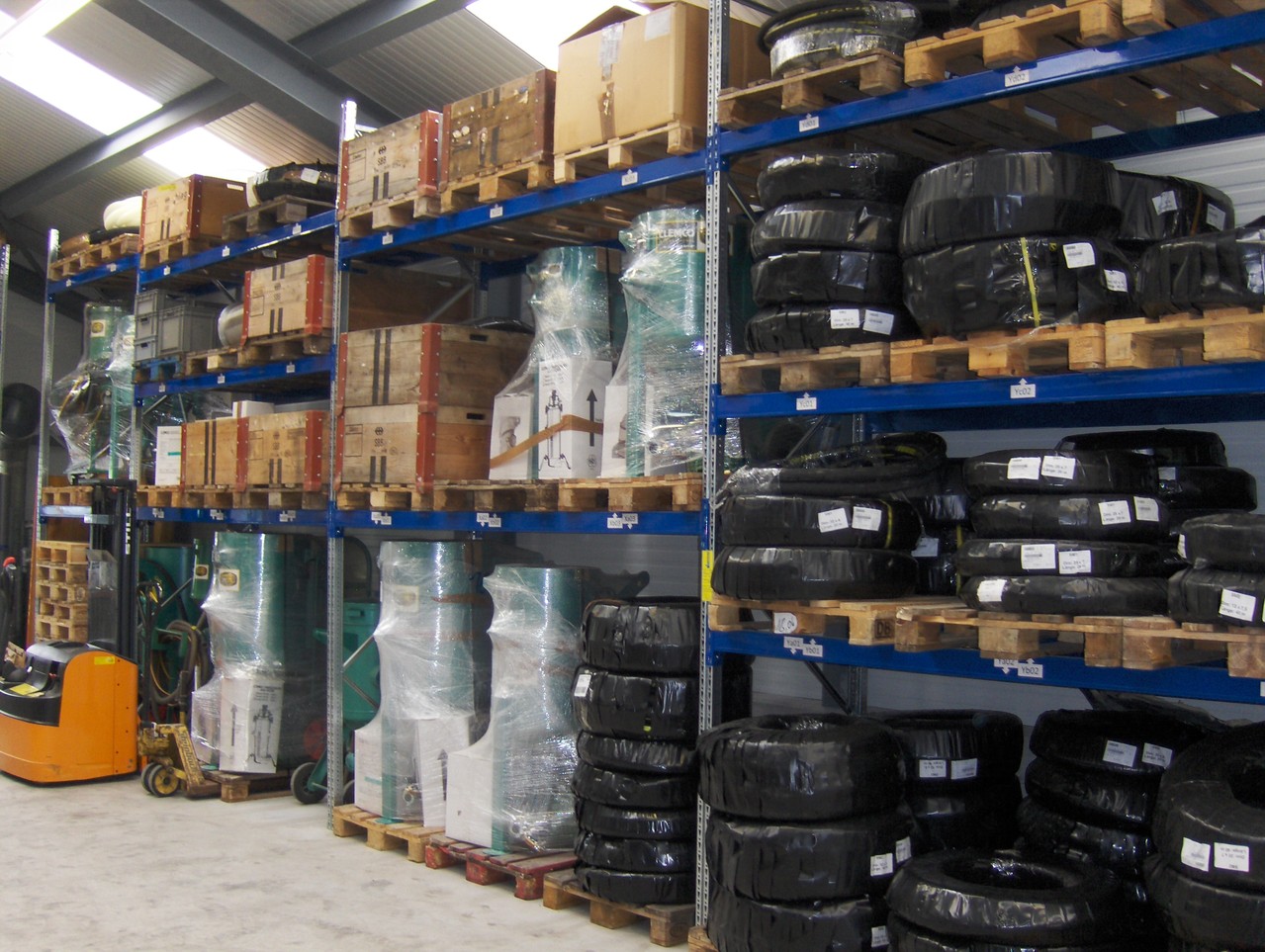 grosses Lager mit über 1000 Artikel