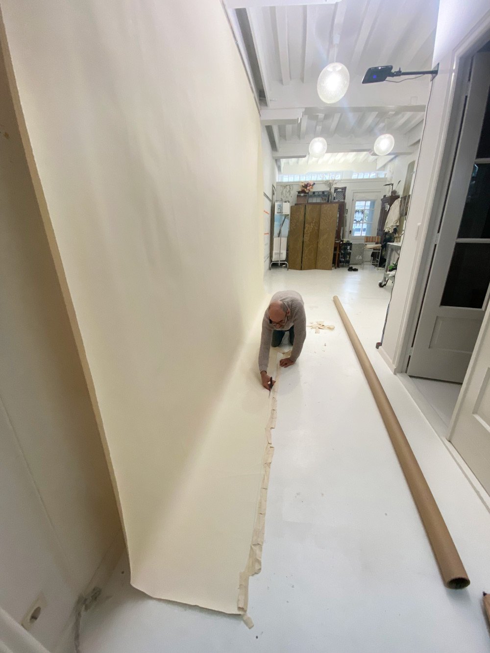 Een canvas van ruim 4,5 bij 3,5 meter in het atelier