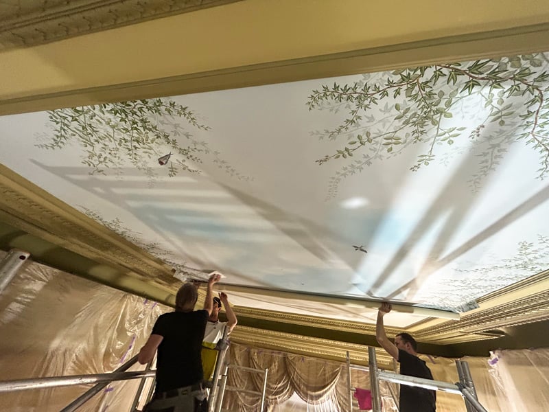 Installatie van het plafond door Maurice de Man