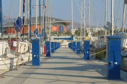 Torretas de suministro de luz y agua para puertos