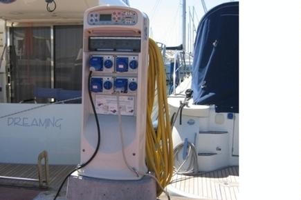 Torretas de suministro de luz y agua para puertos