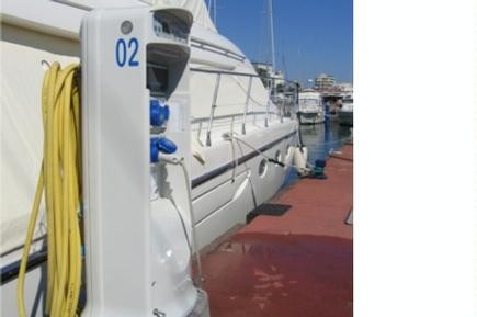 Torretas de suministro de luz y agua para puertos