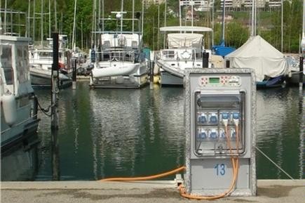 Torretas de suministro de luz y agua para puertos