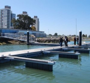 pantalanes flotantes, plataformas flotantes, puertos secos para motos de agua, puertos deportivos con pasarelas y pantalanes flotantes, pasarelas flotantes, parques acuáticos flotantes, acuicultura, p