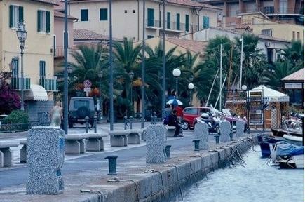 Torretas de suministro de luz y agua para puertos