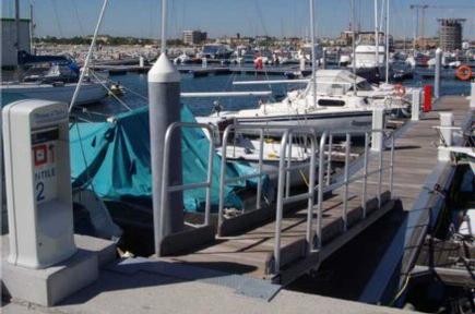 Torretas de suministro de luz y agua para puertos