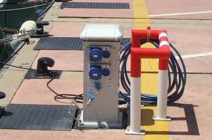 Torretas de suministro de luz y agua para puertos