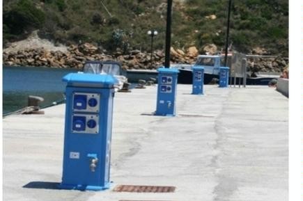 Torretas de suministro de luz y agua para puertos