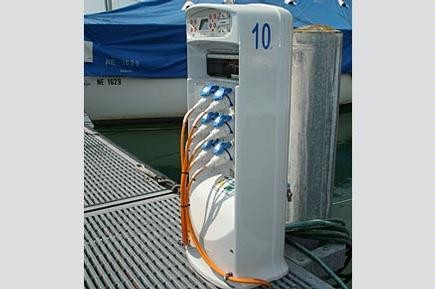 Torretas de suministro de luz y agua para puertos