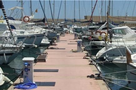 Torretas de suministro de luz y agua para puertos